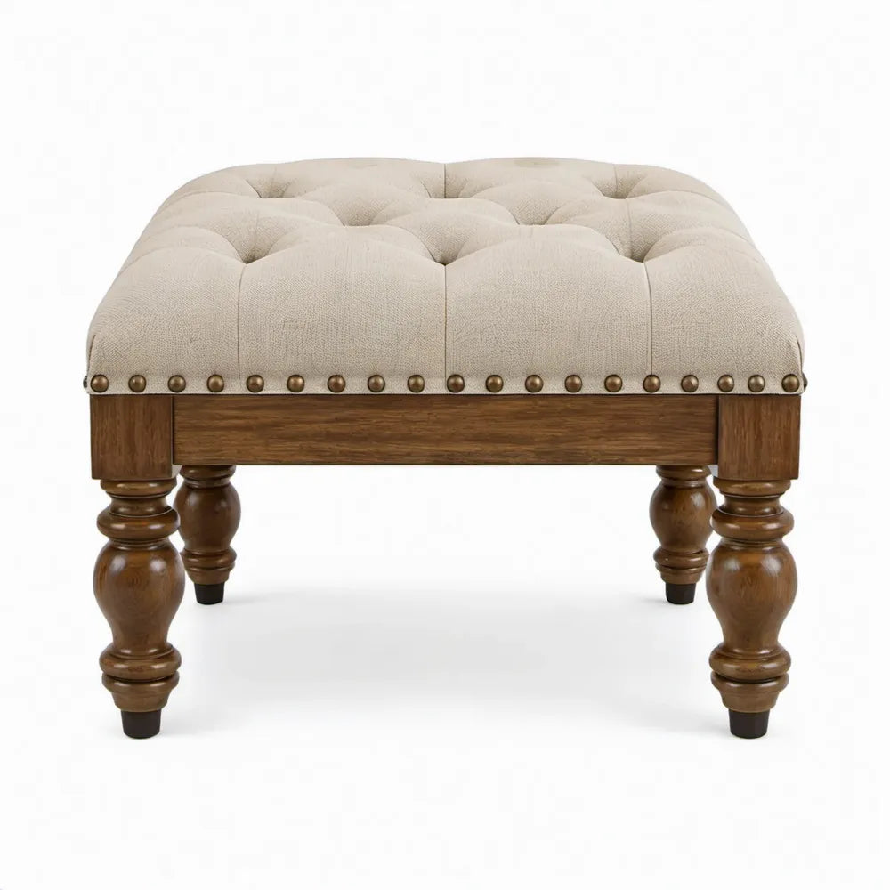 Beige gecapitonneerde voetenbank met donkerbruine houten poten, 90 x 90 x 48 cm